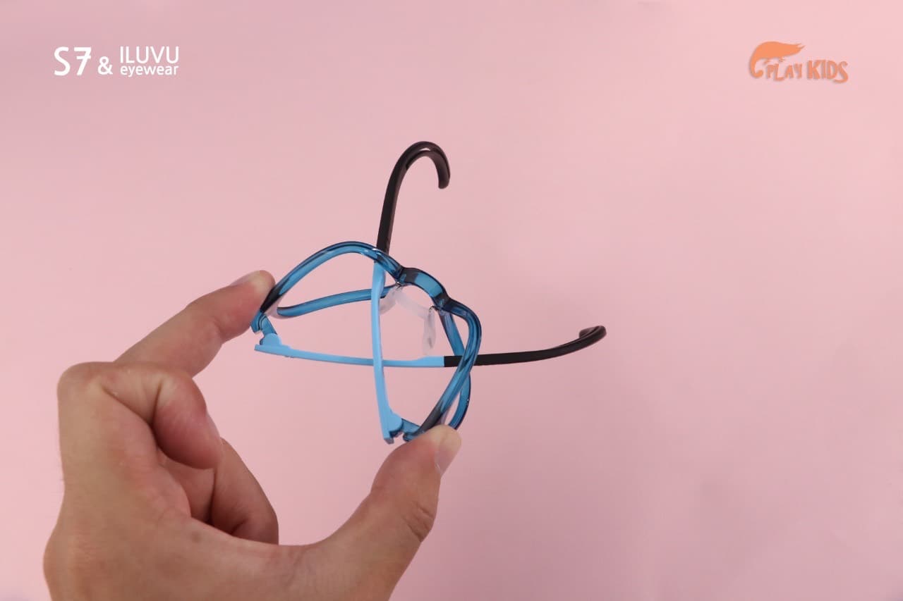 S7 ILUVU PLAY KIDS 兒童系列形象照，粉色背景上的藍色鏡框
